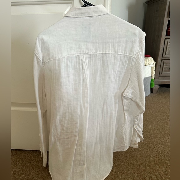 GAP women’s Classic White Button Down Shirt - Picture 3 of 3